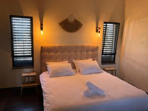 מיטה או מיטות בחדר ב-בסנדלים: חאן בוטיק בגולן