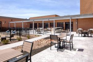 DoubleTree by Hilton Hotel Syracuse餐厅或其他用餐的地方