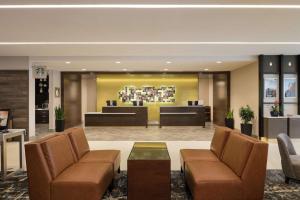 东叙拉古DoubleTree by Hilton Hotel Syracuse的大堂设有两把椅子和候机室