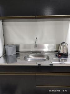 a kitchen with a stove with a tea pot on it at Studio no Bairro Cordeiros in Itajaí