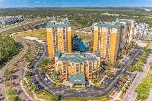 uma vista aérea de um resort em Elegant Condo Retreat Near Disney em Orlando