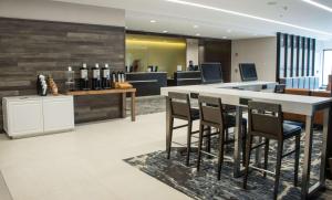 DoubleTree by Hilton Hotel Syracuse的厨房或小厨房