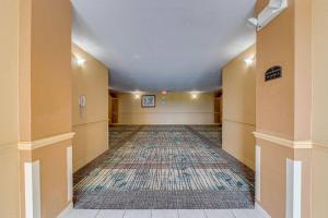 um corredor vazio com um tapete no chão em Elegant Condo Retreat Near Disney em Orlando