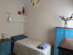 een slaapkamer met een bed en een blauwe dressoir bij Piso centrico con ascensor in Puentedeume