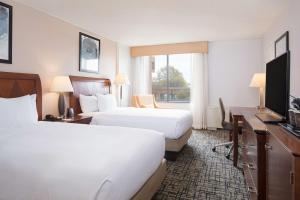 DoubleTree by Hilton Hotel Syracuse的电视和/或娱乐中心