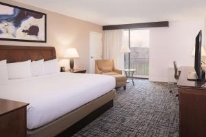 DoubleTree by Hilton Hotel Syracuse客房内的一张或多张床位