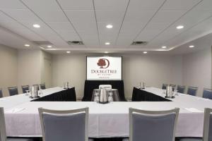 DoubleTree by Hilton Hotel Syracuse商务区和/或会议室