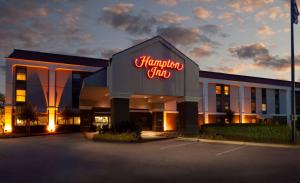 um hotel com uma placa que lê Hampton Inn em Hampton Inn Lawrenceville em Lawrenceville