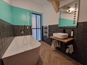 ein Badezimmer mit einer großen Badewanne und einem Waschbecken in der Unterkunft RA House in Braşov