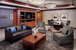 sala de estar con sofá, sillas y mesa en DoubleTree by Hilton Hotel Cleveland - Independence, en Independence