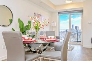 uma sala de jantar com uma mesa e cadeiras e uma janela em Luxurious 1BR Condo - Stunning City Views em Kitchener