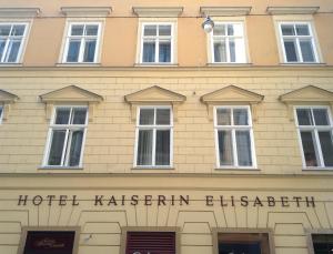 ウィーンにあるホテル カイザーリン エリザベートのホテルクレザメフヴェルトが書かれた建物