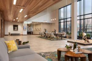 Зона вітальні в Embassy Suites By Hilton Boulder
