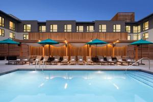 Басейн в Embassy Suites By Hilton Boulder або поблизу