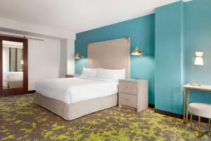 Ліжко або ліжка в номері Embassy Suites By Hilton Boulder