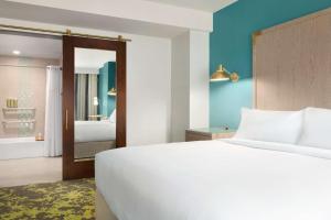 Ліжко або ліжка в номері Embassy Suites By Hilton Boulder