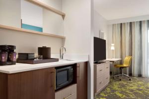 Кухня або міні-кухня у Embassy Suites By Hilton Boulder
