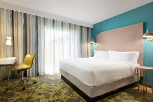 Ліжко або ліжка в номері Embassy Suites By Hilton Boulder