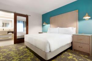Ліжко або ліжка в номері Embassy Suites By Hilton Boulder