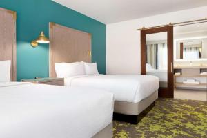Ліжко або ліжка в номері Embassy Suites By Hilton Boulder