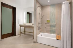 Ванна кімната в Embassy Suites By Hilton Boulder