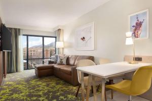 Зона вітальні в Embassy Suites By Hilton Boulder