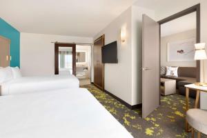 Ліжко або ліжка в номері Embassy Suites By Hilton Boulder +34 фото