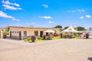 un edificio con una tienda blanca y un pabellón en Walabi Mara Hotel, en Narok