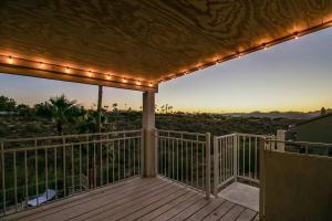 um deque com luzes e vista para o deserto em Spacious home w/ Beautiful Views and Heated Pool em Fountain Hills