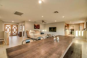 uma grande sala de estar com uma grande mesa de madeira em Spacious home w/ Beautiful Views and Heated Pool em Fountain Hills