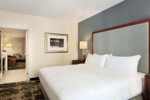 Postel nebo postele na pokoji v ubytování Embassy Suites by Hilton Denver Downtown Convention Center
