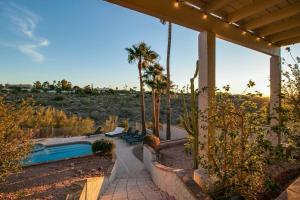 uma casa com piscina e palmeiras em Spacious home w/ Beautiful Views and Heated Pool em Fountain Hills