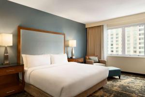 Postel nebo postele na pokoji v ubytování Embassy Suites by Hilton Denver Downtown Convention Center