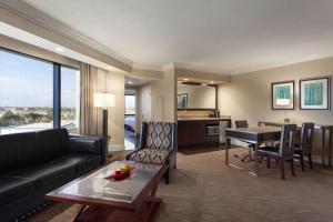 uma sala de estar com um sofá e uma sala de jantar em Embassy Suites by Hilton Irvine Orange County Airport em Irvine