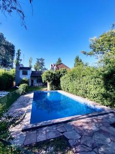 una piscina en el patio trasero de una casa en Casa en zona residencial Mendoza en Luján de Cuyo