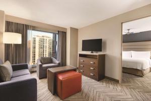ein Hotelzimmer mit einem Bett und einem TV in der Unterkunft Homewood Suites by Hilton Washington DC Capitol-Navy Yard in Washington