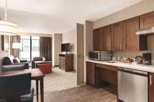 uma cozinha e sala de estar num quarto de hotel em Homewood Suites by Hilton Washington DC Capitol-Navy Yard em Washington