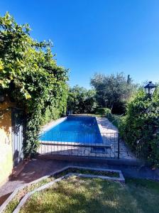 una piscina con una valla alrededor en Casa en zona residencial Mendoza en Luján de Cuyo