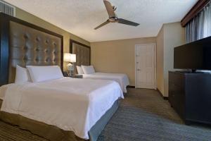 Rúm í herbergi á Homewood Suites by Hilton Boulder