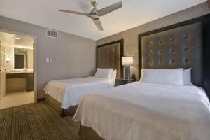Rúm í herbergi á Homewood Suites by Hilton Boulder