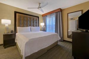 Rúm í herbergi á Homewood Suites by Hilton Boulder
