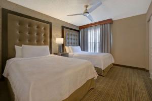 Rúm í herbergi á Homewood Suites by Hilton Boulder