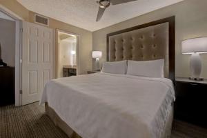 Rúm í herbergi á Homewood Suites by Hilton Boulder