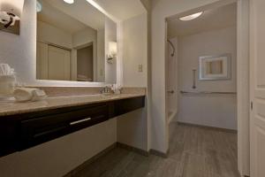 Baðherbergi á Homewood Suites by Hilton Boulder