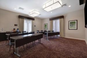 Viðskiptasvæði og/eða fundarherbergi á Homewood Suites by Hilton Boulder +37 myndir