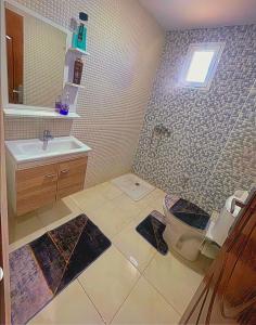 traditional moderne apartment in mohammedia في Ben Yakhlef: حمام مع مرحاض ومغسلة