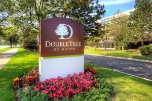 DoubleTree by Hilton Chicago Schaumburg的证书、奖牌、标识或其他文件