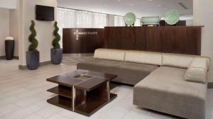 绍姆堡DoubleTree by Hilton Chicago Schaumburg的大堂配有沙发和咖啡桌