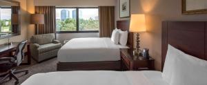 DoubleTree by Hilton Chicago Schaumburg客房内的一张或多张床位
