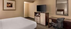 DoubleTree by Hilton Chicago Schaumburg的电视和/或娱乐中心